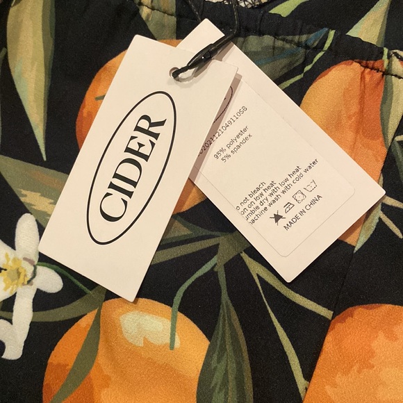 Cider styling cropped tank top. Side zipper, tie straps. Size Small - Picture 3 of 8